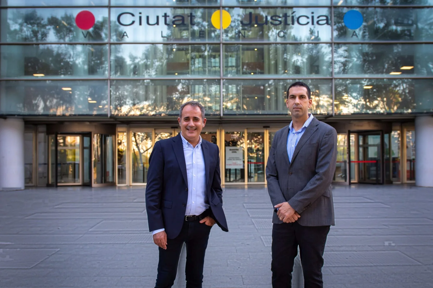 David Cruz y Jorge Alarte ante la Ciutat de la Justícia de Valencia