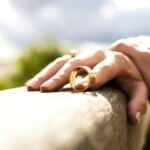 Persona sosteniendo un anillo de boda
