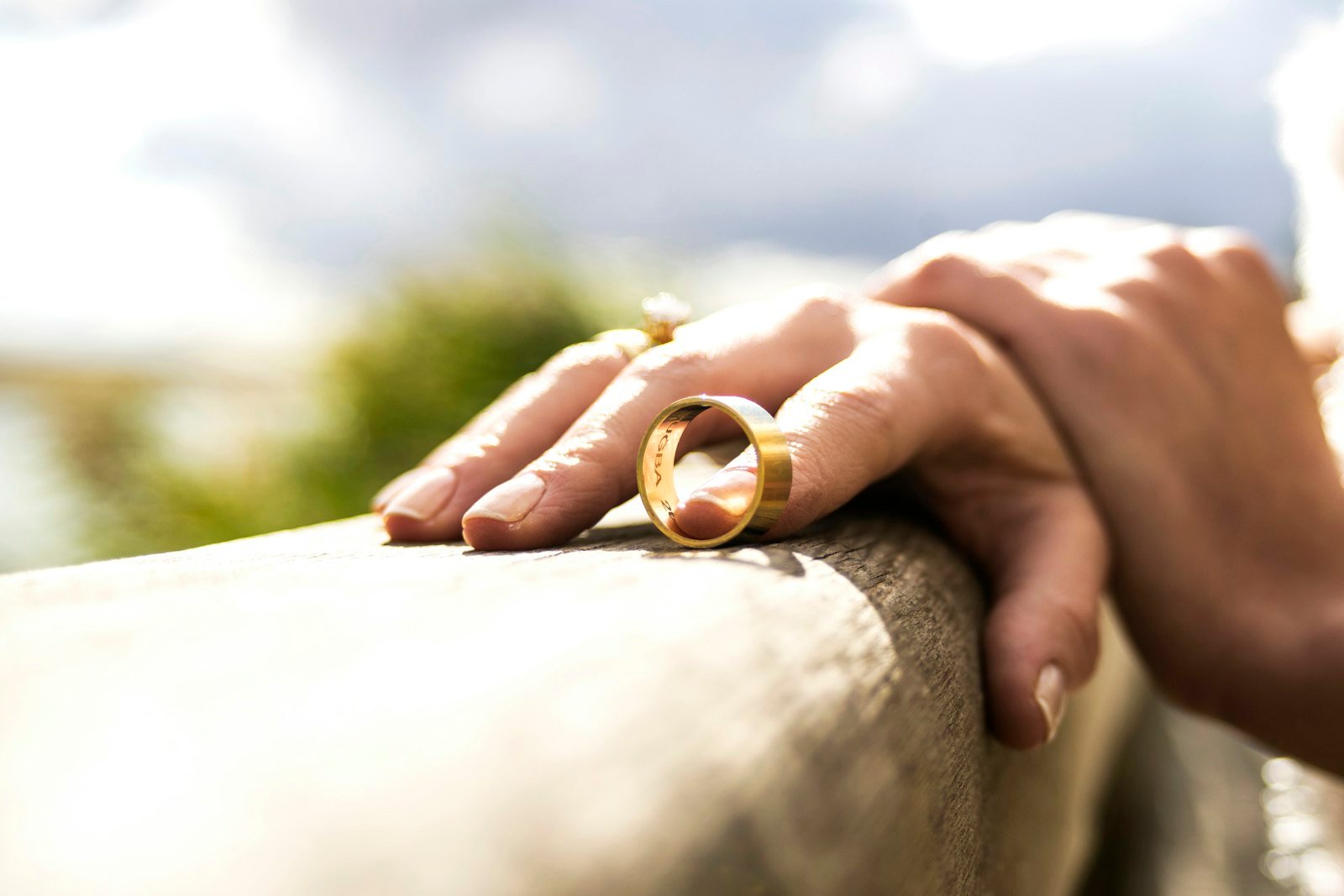 Persona sosteniendo un anillo de boda