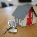 Maqueta de una vivienda sobre una mesa de madera