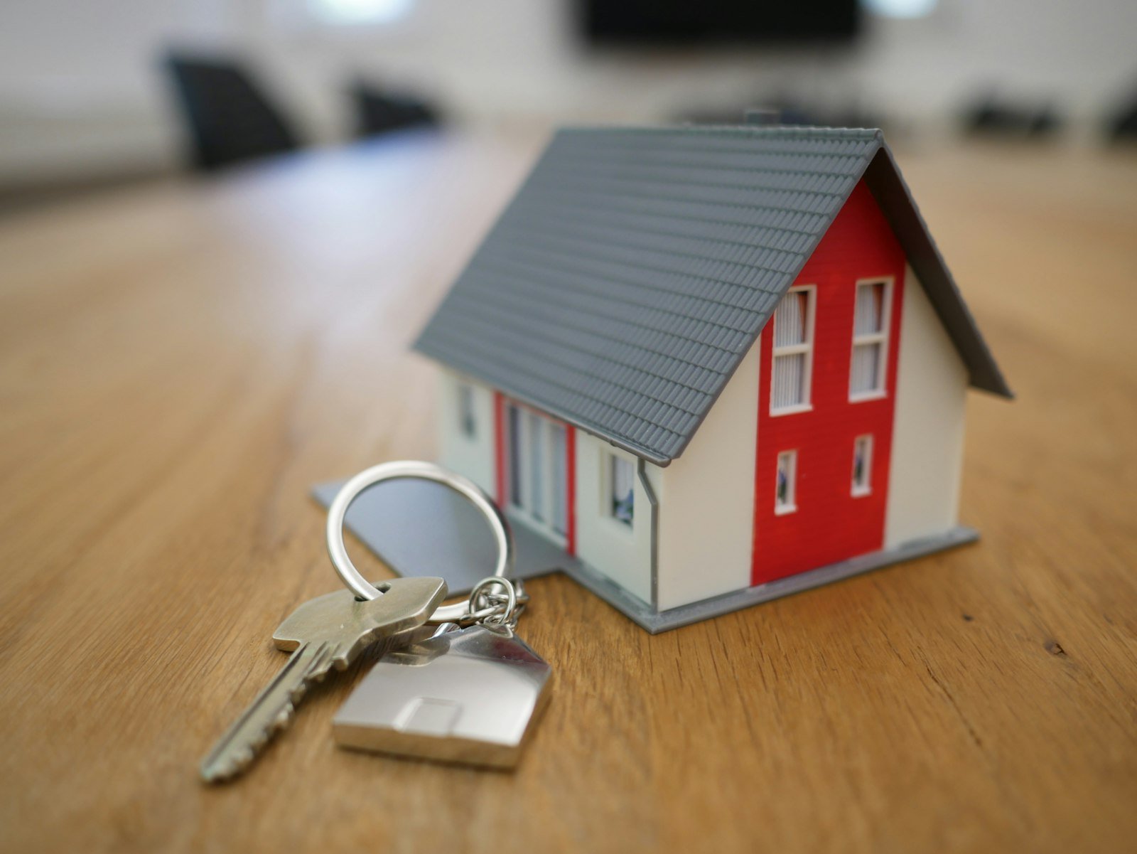 Maqueta de una vivienda sobre una mesa de madera