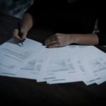 Mujer revisando documentos en una mesa