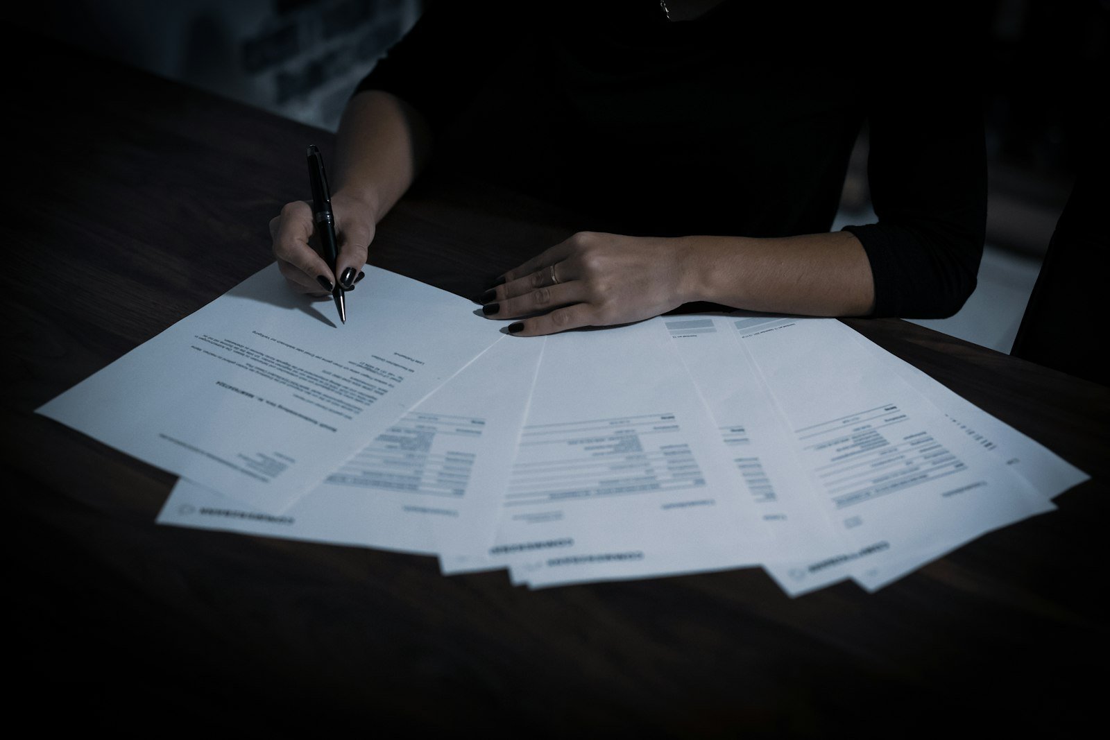 Mujer revisando documentos en una mesa