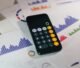 Calculadora y documentos financieros sobre una mesa