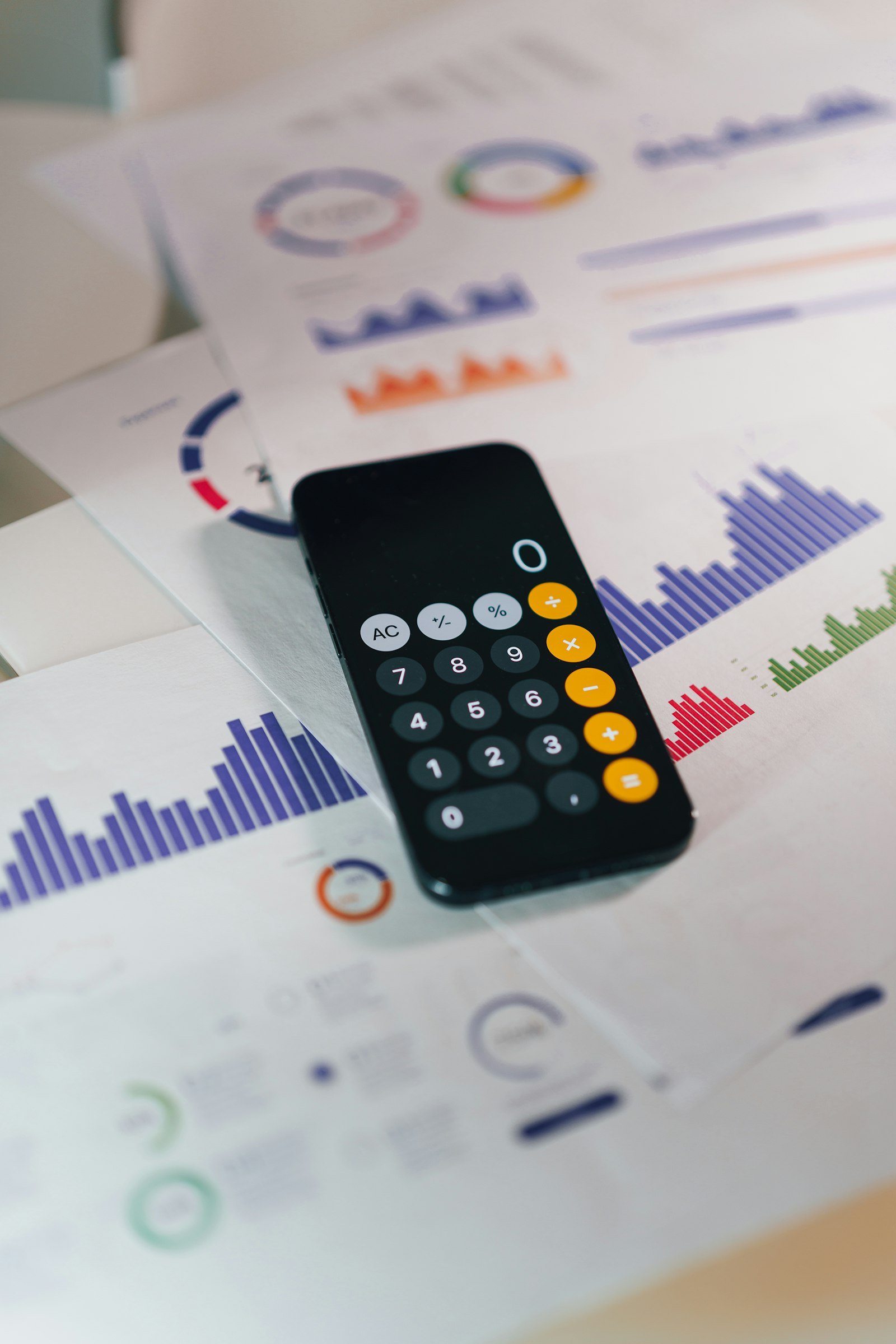 Calculadora y documentos financieros sobre una mesa