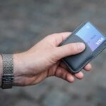 Persona sujetando una tarjeta de crédito